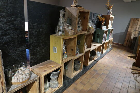 3 stk. reolsystemer på hjul opbykket af trækasser uden indhold