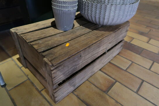 Bord, trækasse samt kuffert uden indhold