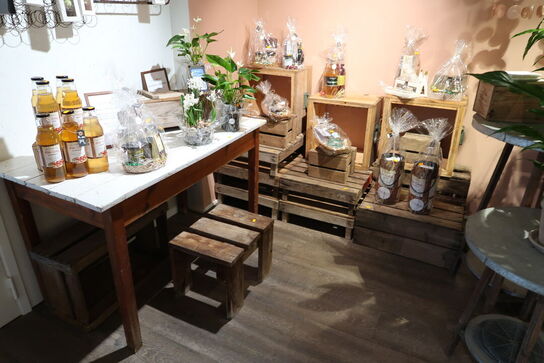 Bord, div. Trækasser m.m. uden indhold