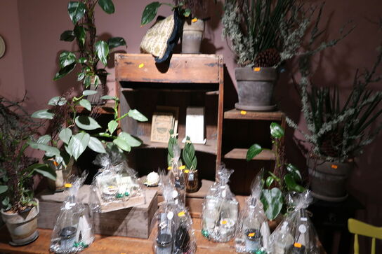 Bord, reoler, trækasse samt stol uden indhold