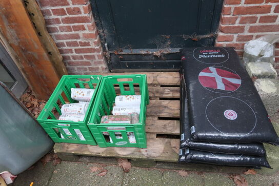 Lagerreoler med indhold, trappestige, trillebør m.m.