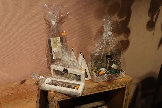 2 stk. gavekurve samt div. Chokolade