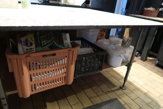 Arbejdsbord med indhold