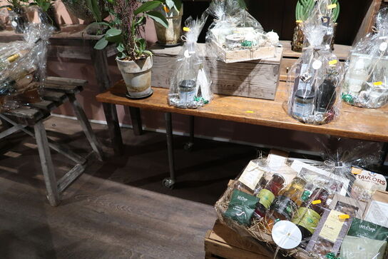 Bord, reoler, trækasse samt stol uden indhold