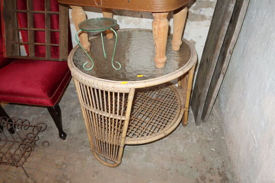 Bord, kuffert, kurv med indhold