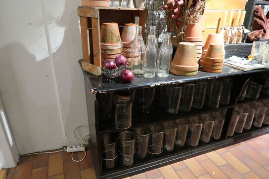 Butiksreol/bord uden indhold