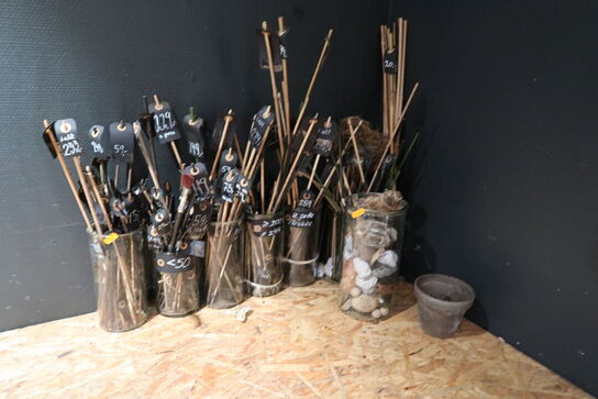 3 stk. skraldespande, div. Pinde samt prisskilte m.m.