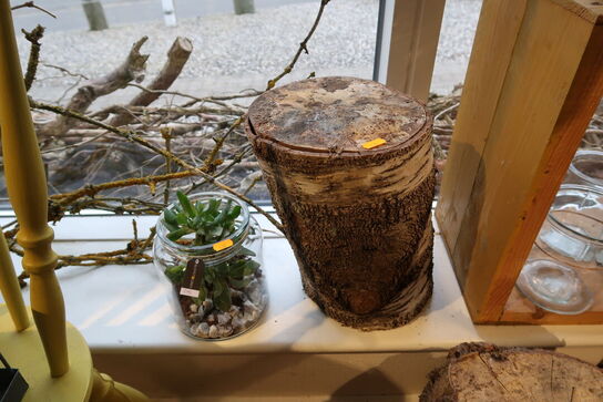 Div. Træstubbe, trækasse, vaser, krukker