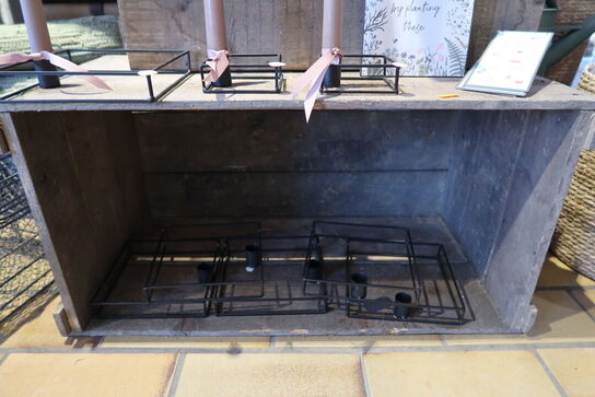 Metalkurve samt trækasser med stearinlys