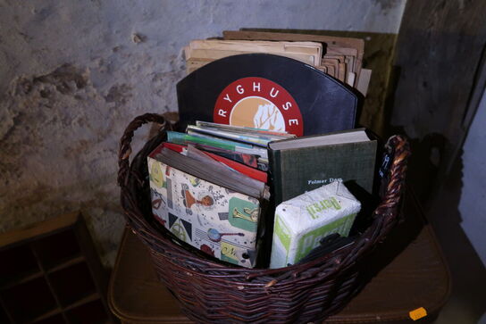 Bord, kuffert, kurv med indhold