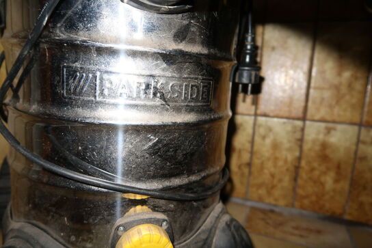 2 stk. reoler med div. Rengøringsartikler, engangsservice, støvsuger