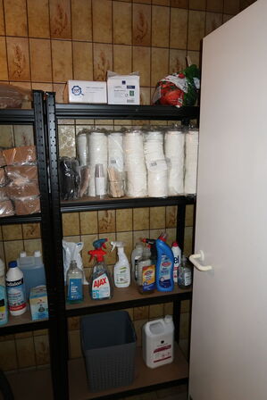 2 stk. reoler med div. Rengøringsartikler, engangsservice, støvsuger