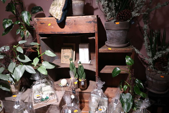 Bord, reoler, trækasse samt stol uden indhold