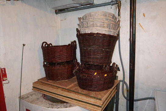 3 stk. stole, klapstole, 3 stk. reoler samt kurv