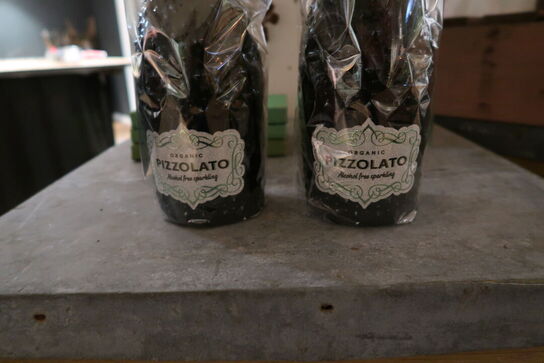 Fjer samt 2 stk. mousserende vin