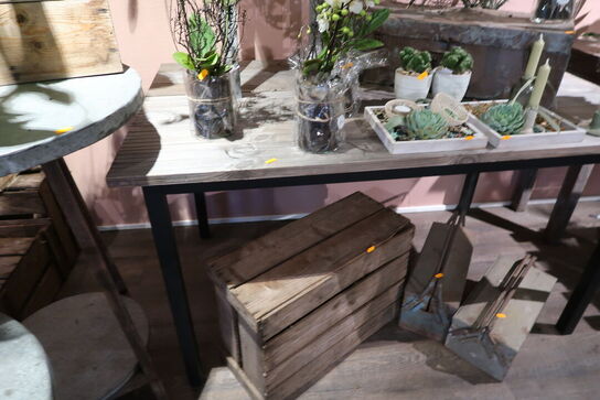 Bord, trækasse samt 2 stk. værktøjskufferter, metalkuffert, stol, bord uden indhold