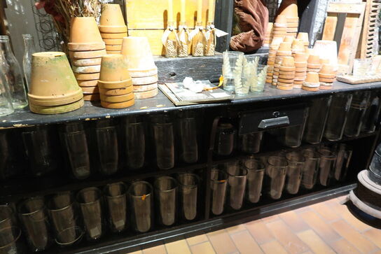 Butiksreol/bord uden indhold