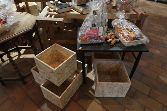 Div. Trækasser, borde, filebænk uden indhold