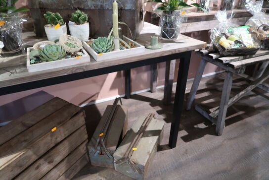 Bord, trækasse samt 2 stk. værktøjskufferter, metalkuffert, stol, bord uden indhold