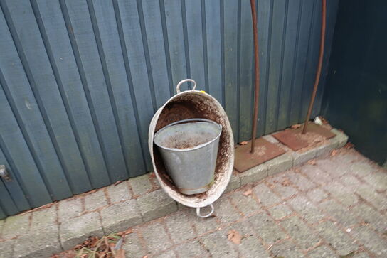 Vogn, 2 stk. spande samt stativer