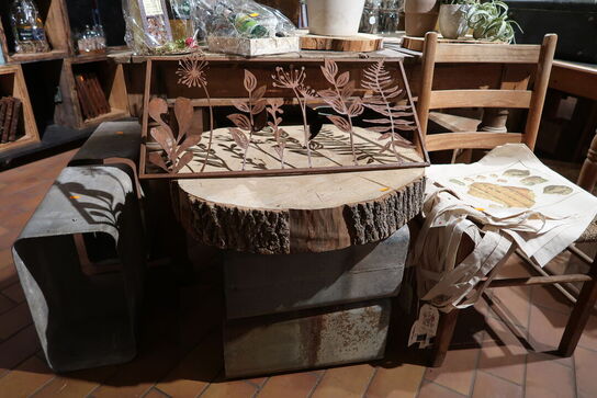 Stol samt div. Kasser