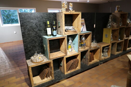 3 stk. reolsystemer på hjul opbykket af trækasser uden indhold