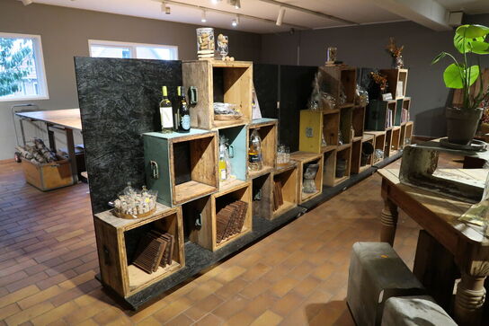 3 stk. reolsystemer på hjul opbykket af trækasser uden indhold