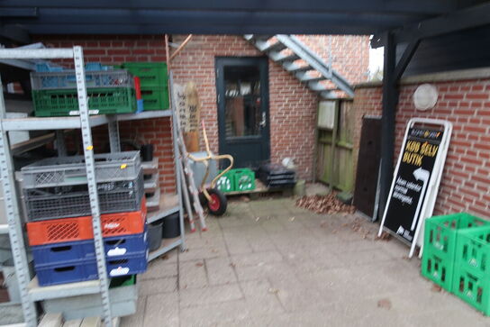 Lagerreoler med indhold, trappestige, trillebør m.m.