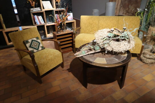 Sofabord, lænestol, sofa samt bord uden indhold