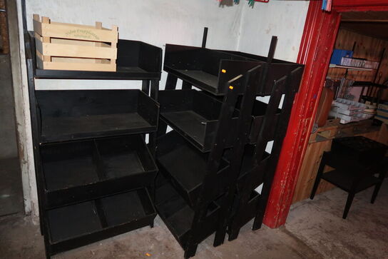 3 stk. stole, klapstole, 3 stk. reoler samt kurv