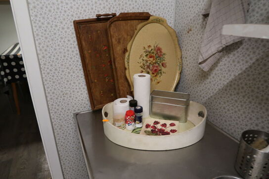 Bord med 6 stk. stole samt div. Køkkenservice