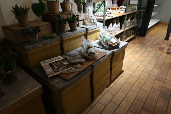 Div. Butiskinventar og trækasser uden indhold