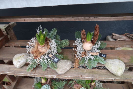 Reol med div. Dekorationer