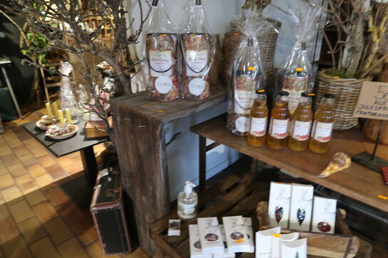 Div. Borde, butiksinventar, trækasser uden indhold