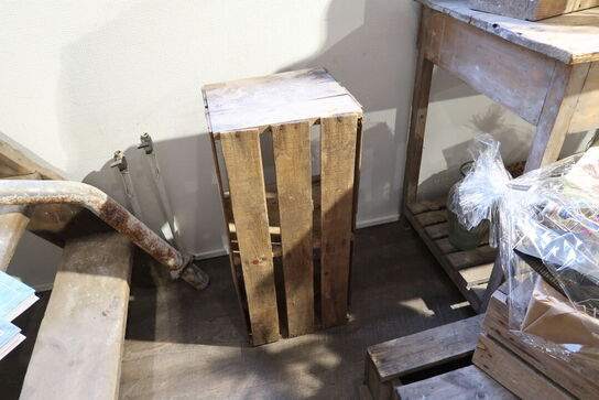 Div. Trækasser, bord uden indhold