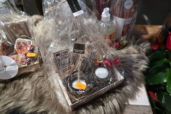 3 stk. gavekurve samt plante i vase