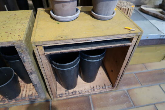 2 stk. planter i krukke samt div. Krukker