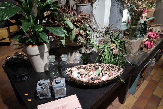 Div. Tørrede grene, pyntegenstande m.m.