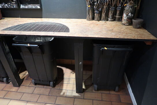 3 stk. skraldespande, div. Pinde samt prisskilte m.m.