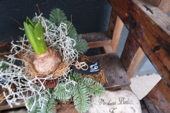 Reol med div. Dekorationer