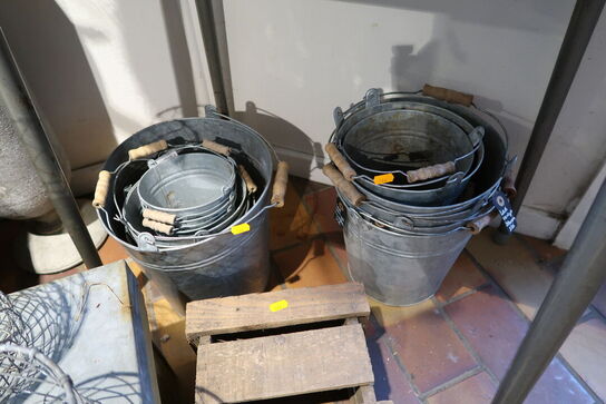 Div. Metalspande, haveredskaber, bord, trækasser m.m.