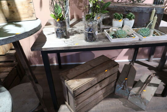 Bord, trækasse samt 2 stk. værktøjskufferter, metalkuffert, stol, bord uden indhold