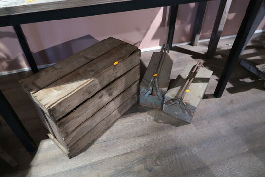 Bord, trækasse samt 2 stk. værktøjskufferter, metalkuffert, stol, bord uden indhold