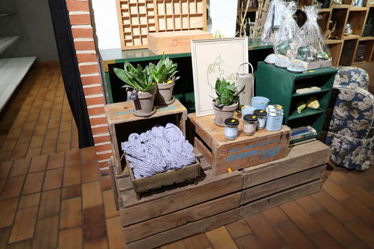 Div. Trækasser og butiksinventar uden indhold