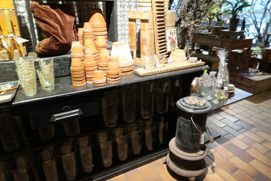 Butiksreol/bord uden indhold