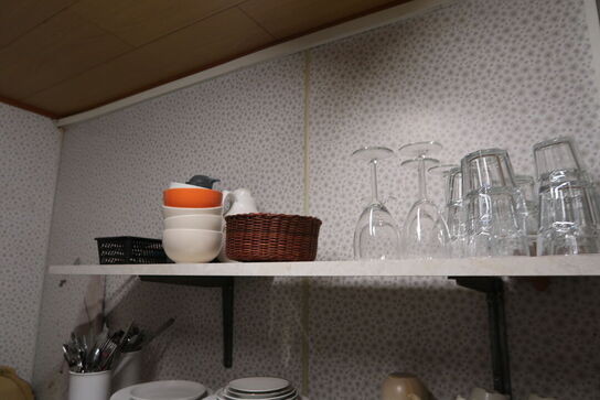 Bord med 6 stk. stole samt div. Køkkenservice