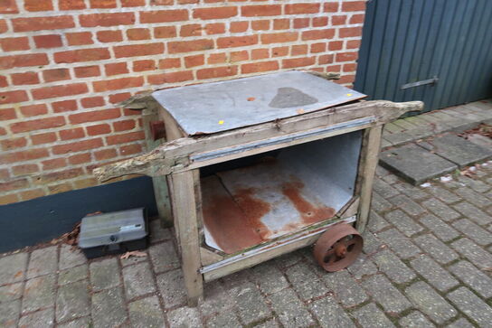 Vogn, 2 stk. spande samt stativer