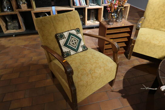 Sofabord, lænestol, sofa samt bord uden indhold