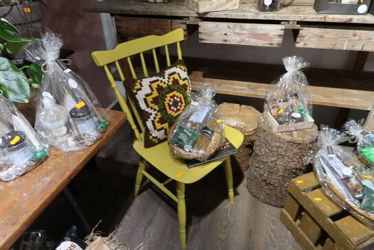 Bord, trækasser, træstubbe uden indhold