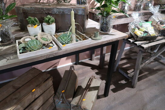 Bord, trækasse samt 2 stk. værktøjskufferter, metalkuffert, stol, bord uden indhold